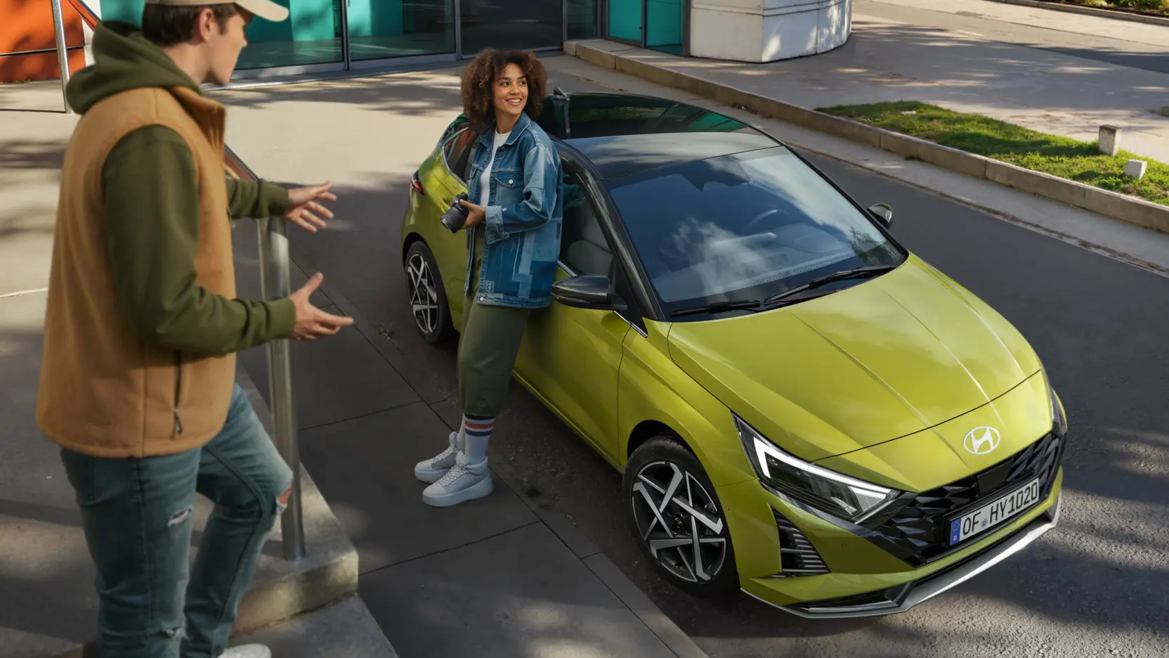 grüner hyundai i20 parkt in einer gasse